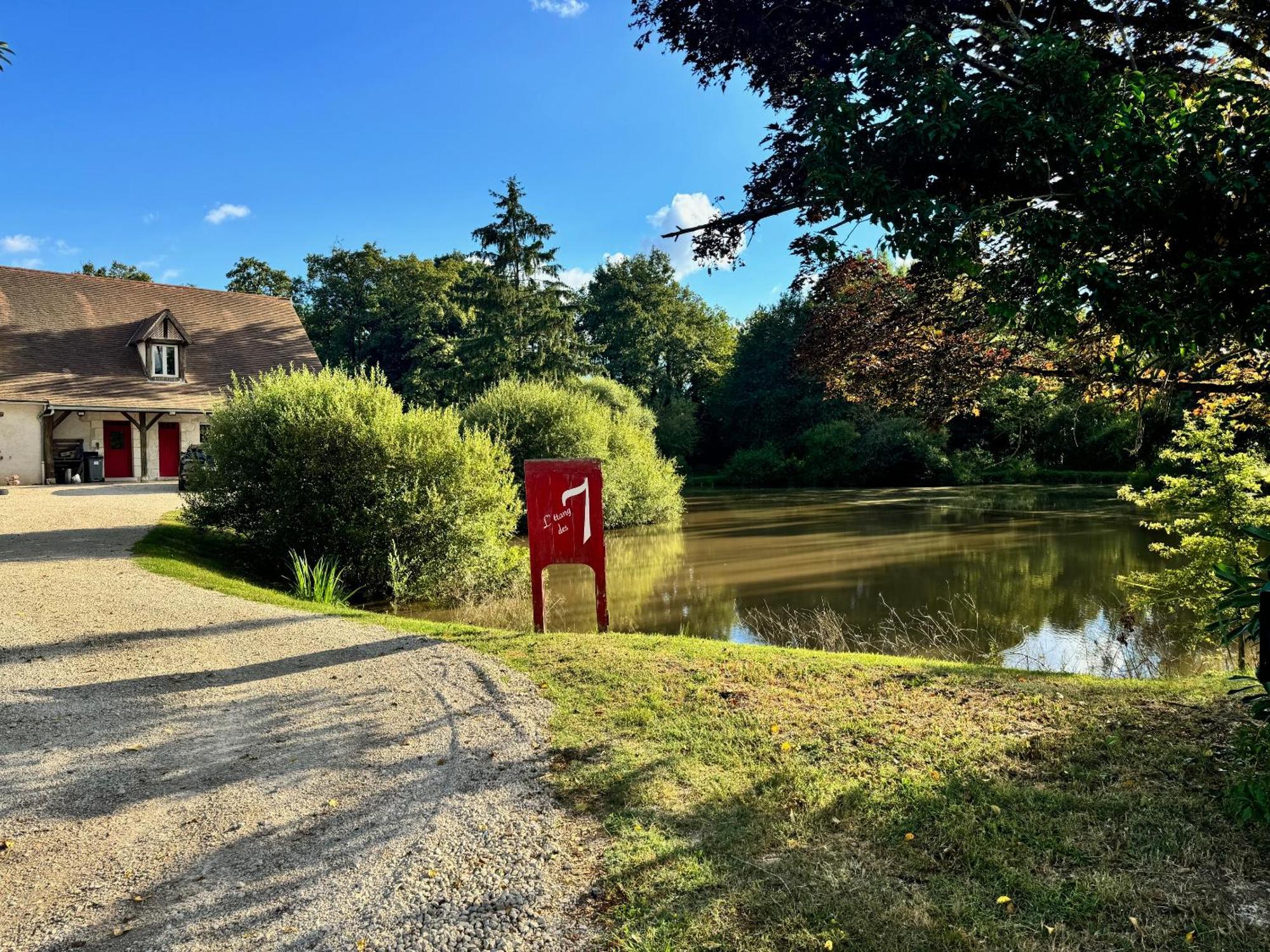 Готель L'Etang Des 7 Le Controis-en-Sologne Екстер'єр фото